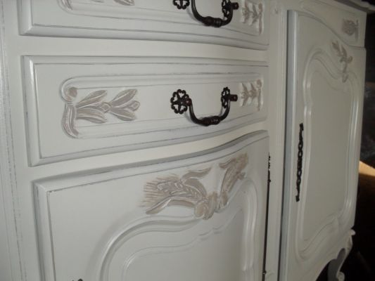 Bahut ancien style provençal relooké en ivoire rechampi lin essuyé à Montpellier